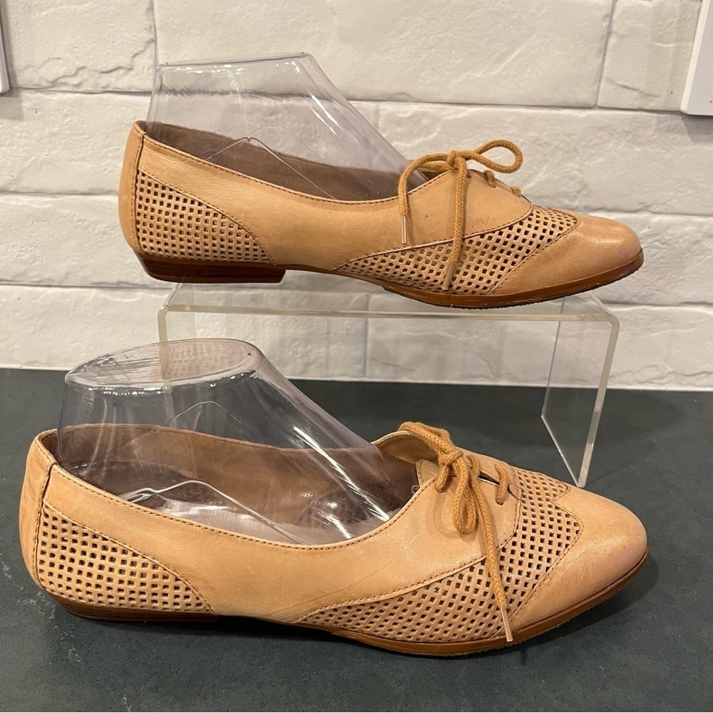 Vintage Sumi sz 8.5 tan leather cutout wingtip flats - Picture 3 of 15
